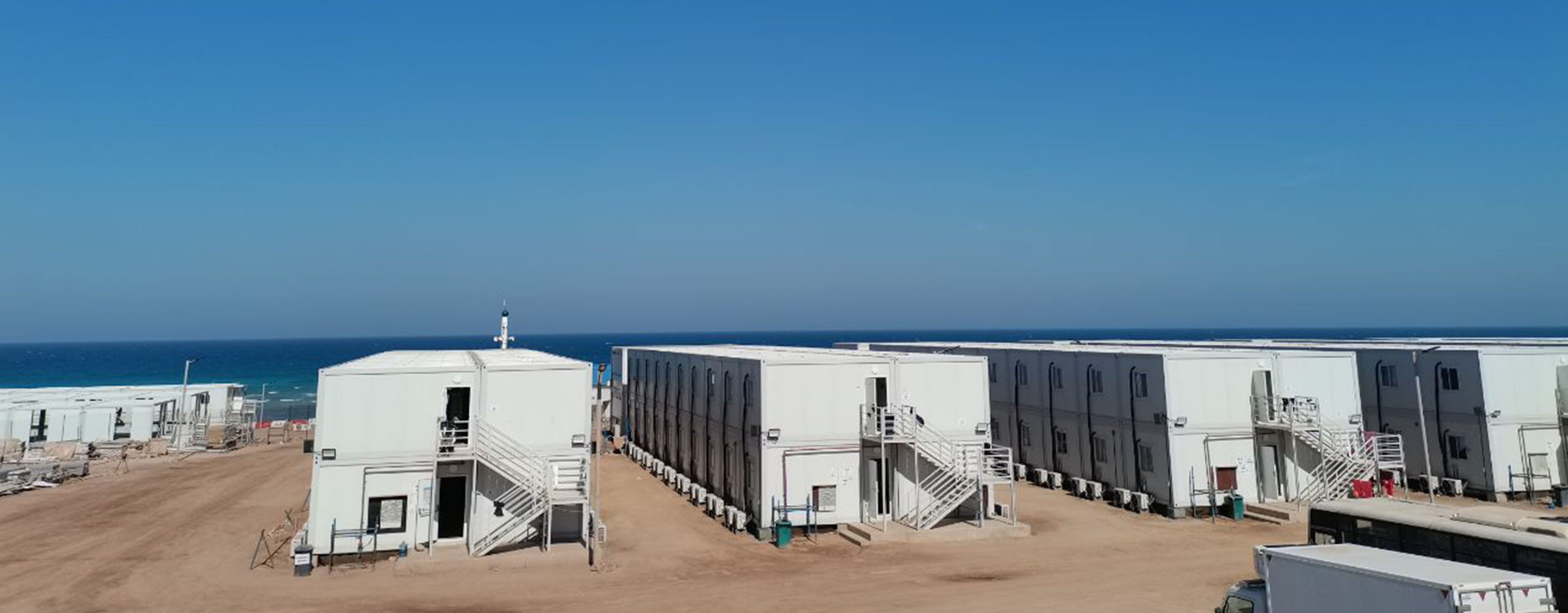 强力台风来临时，活动板房里的建筑工人等要如何应对？